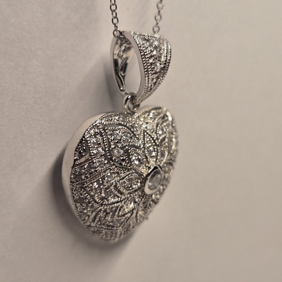 Silver, heart shaped pendant with cubic zirconia diamond. - Picture 7 of 9